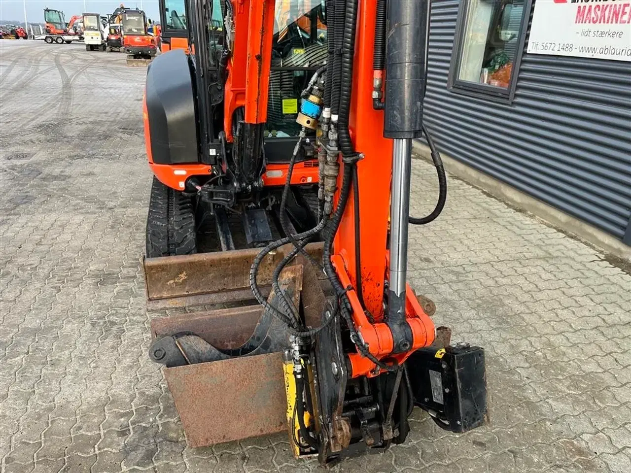 Billede 3 - Kubota kx027-4 Aftageligt Engcon rotortilt, Centralsmørring mm.