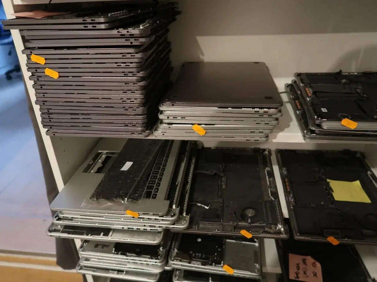 Billede 4 - Reol med MacBooks samt reservedele