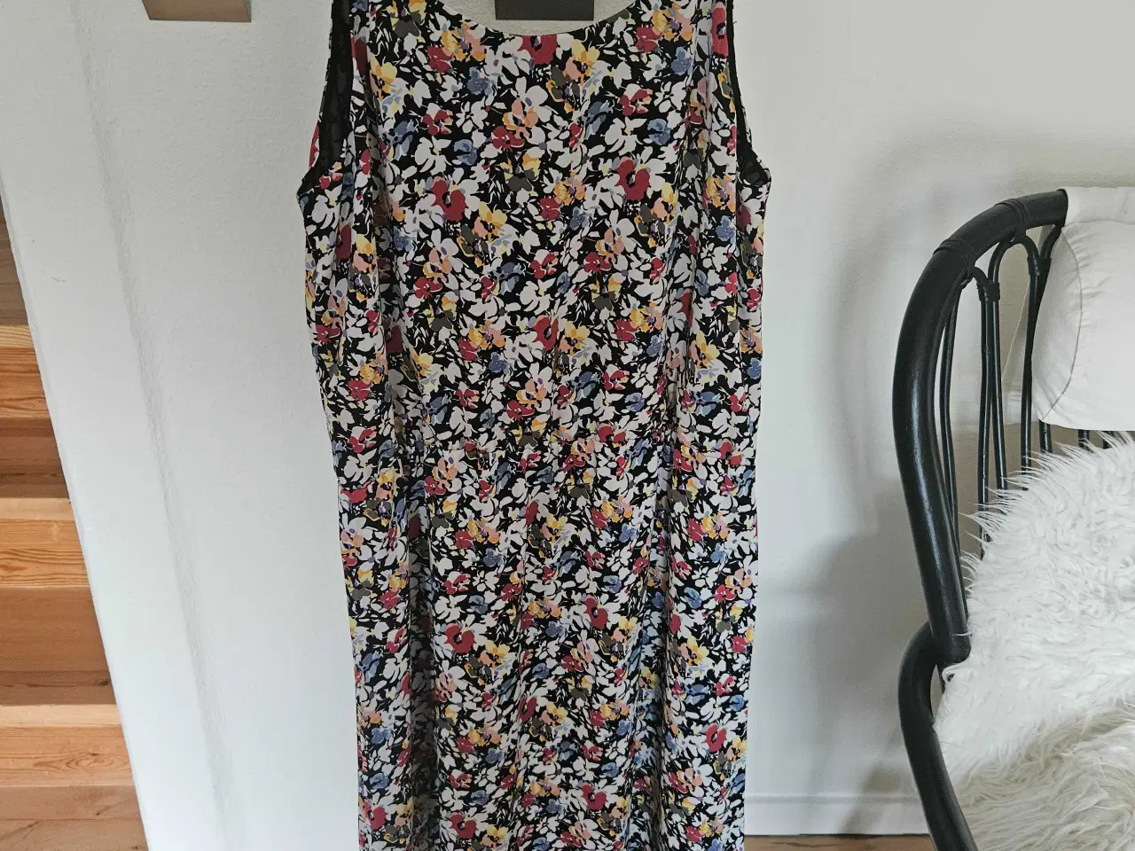 Billede 2 - FLOT LANG BLOMSTRET KJOLE