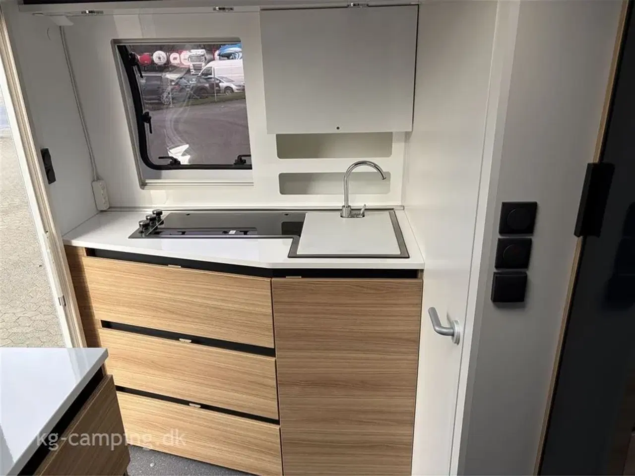 Billede 5 - 2022 - Adria Action 391 LH Flot vogn med mover og fortelt.