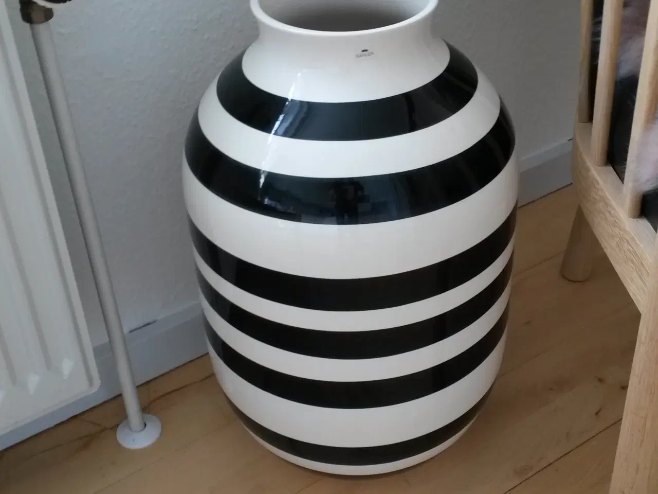 Billede 1 - kæhler gulv vase på 50 cm i sort hvid