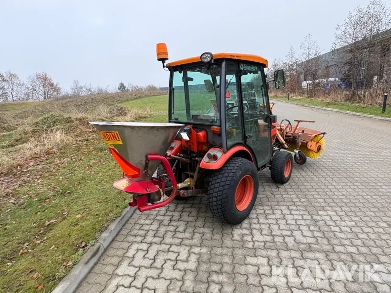 Billede 3 - Kompakttraktor med kost og spreder Kioti CK20 HST