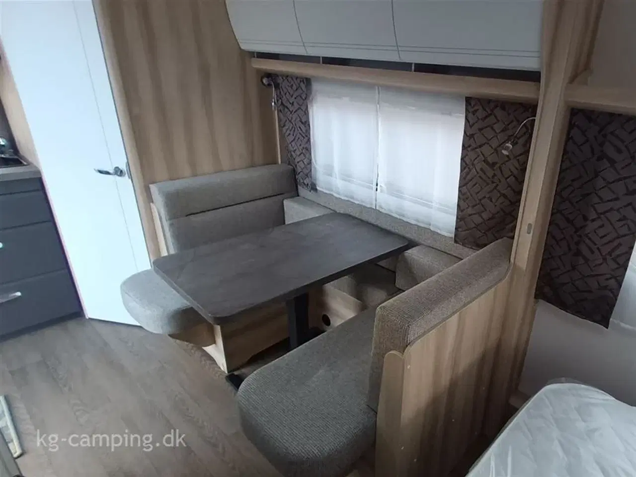 Billede 7 - 2025 - Hobby De Luxe 460 SFf   Populær rejsevogn med fritstående dobbeltseng. Kan opvejes til 1.500 KG.