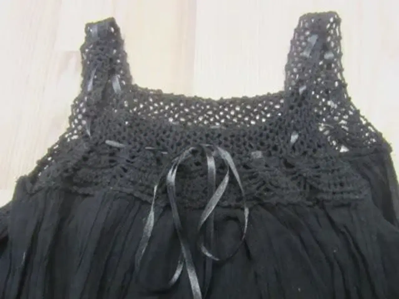 Billede 2 - Str. M, sort anderledes kjole
