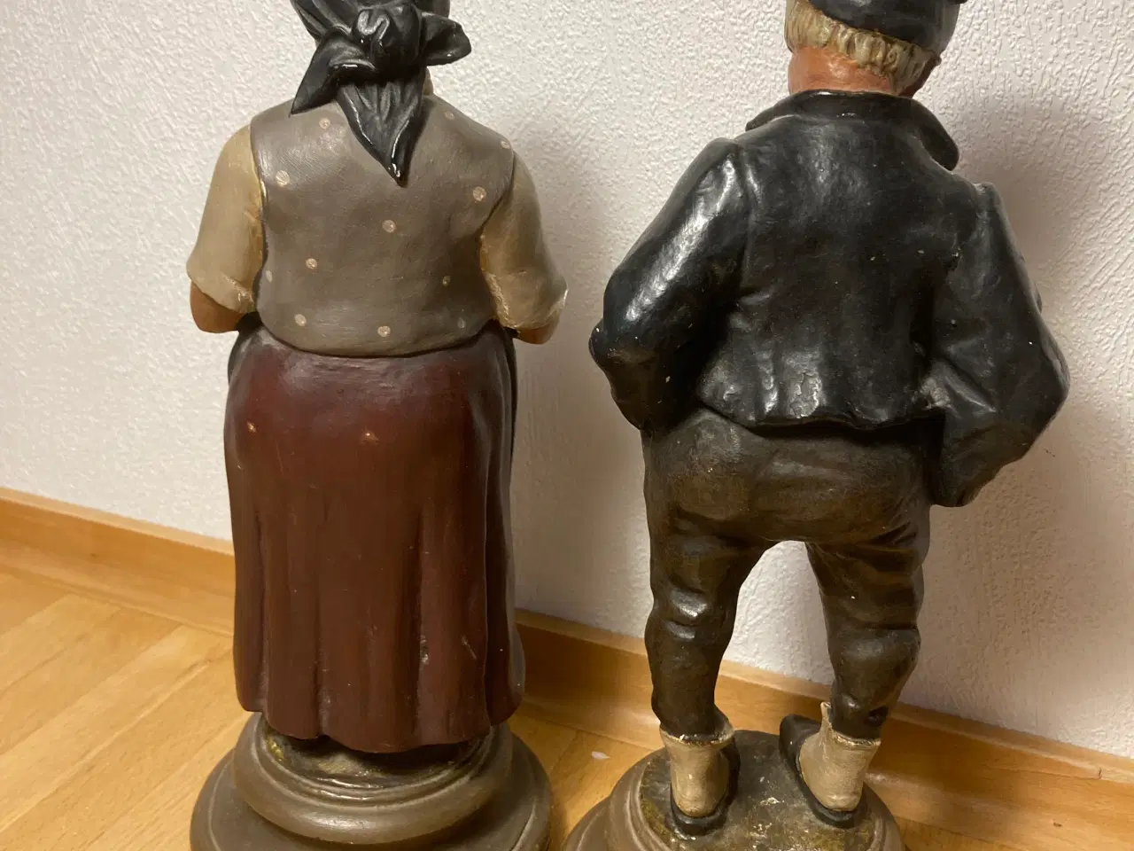 Billede 3 - 2 Figurer i gips - 29 cm høje