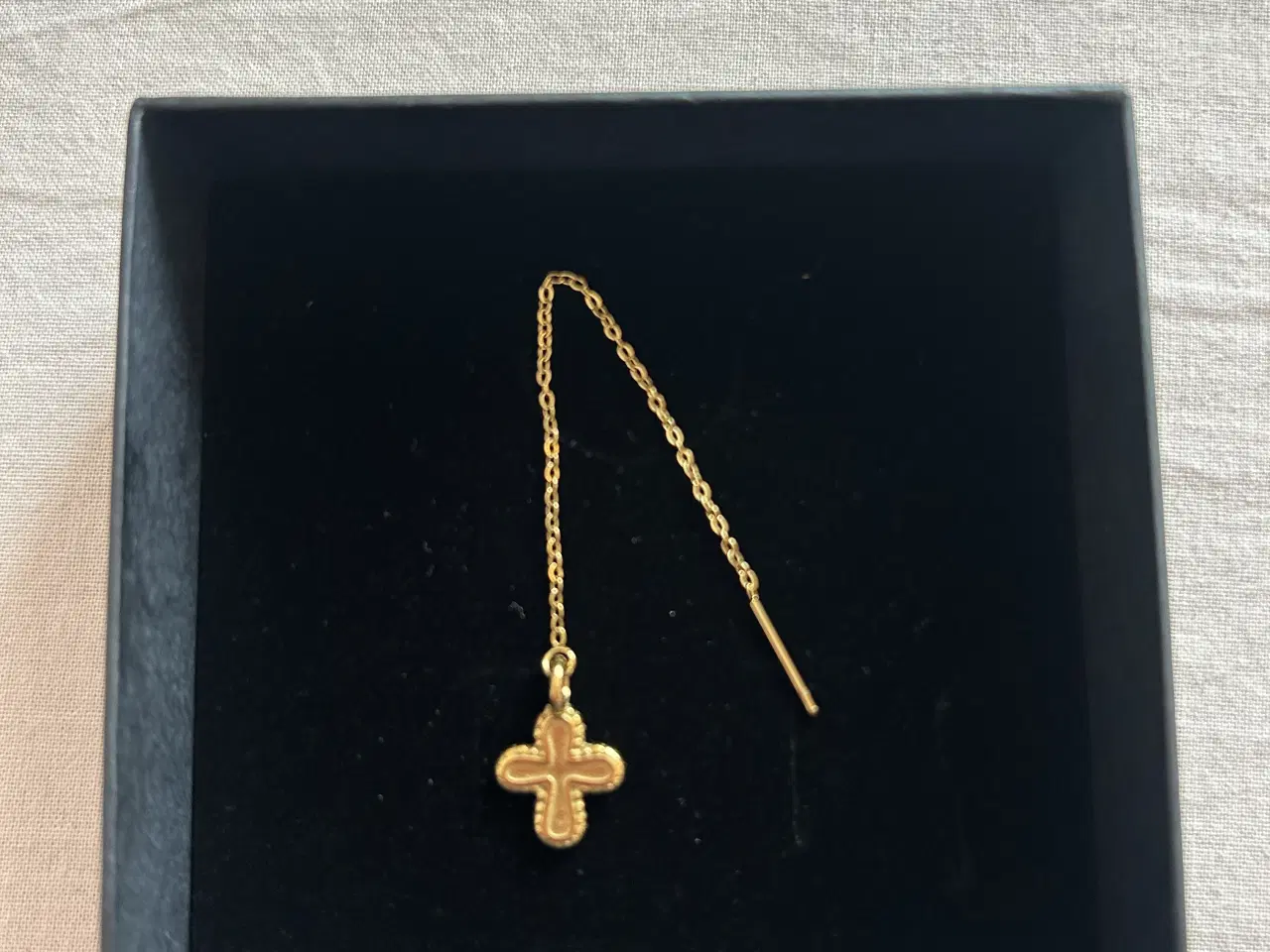 Billede 1 - Enkelt ørering med kors