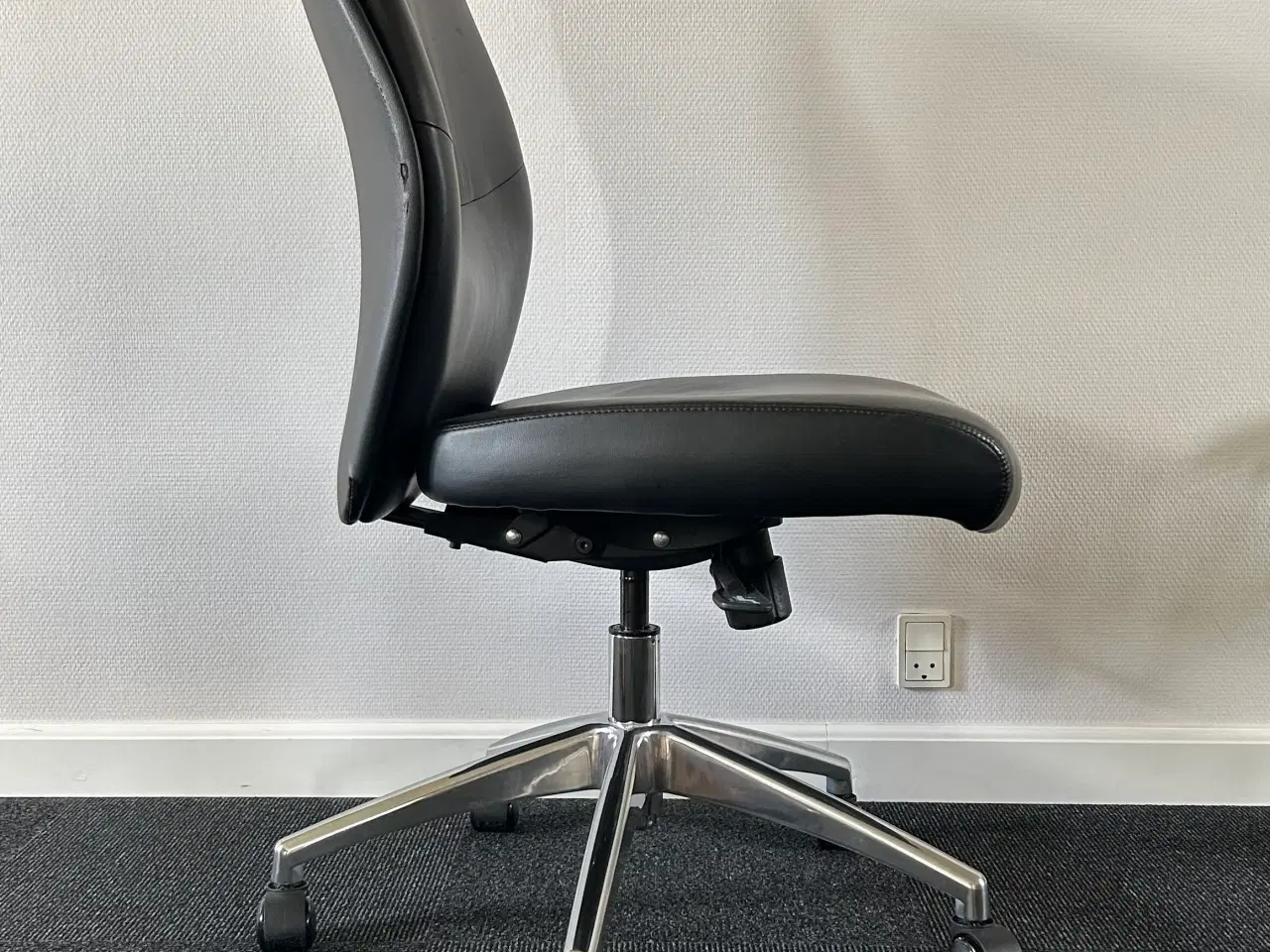 Billede 5 - Kvalitetskontorstol i sort skind. 