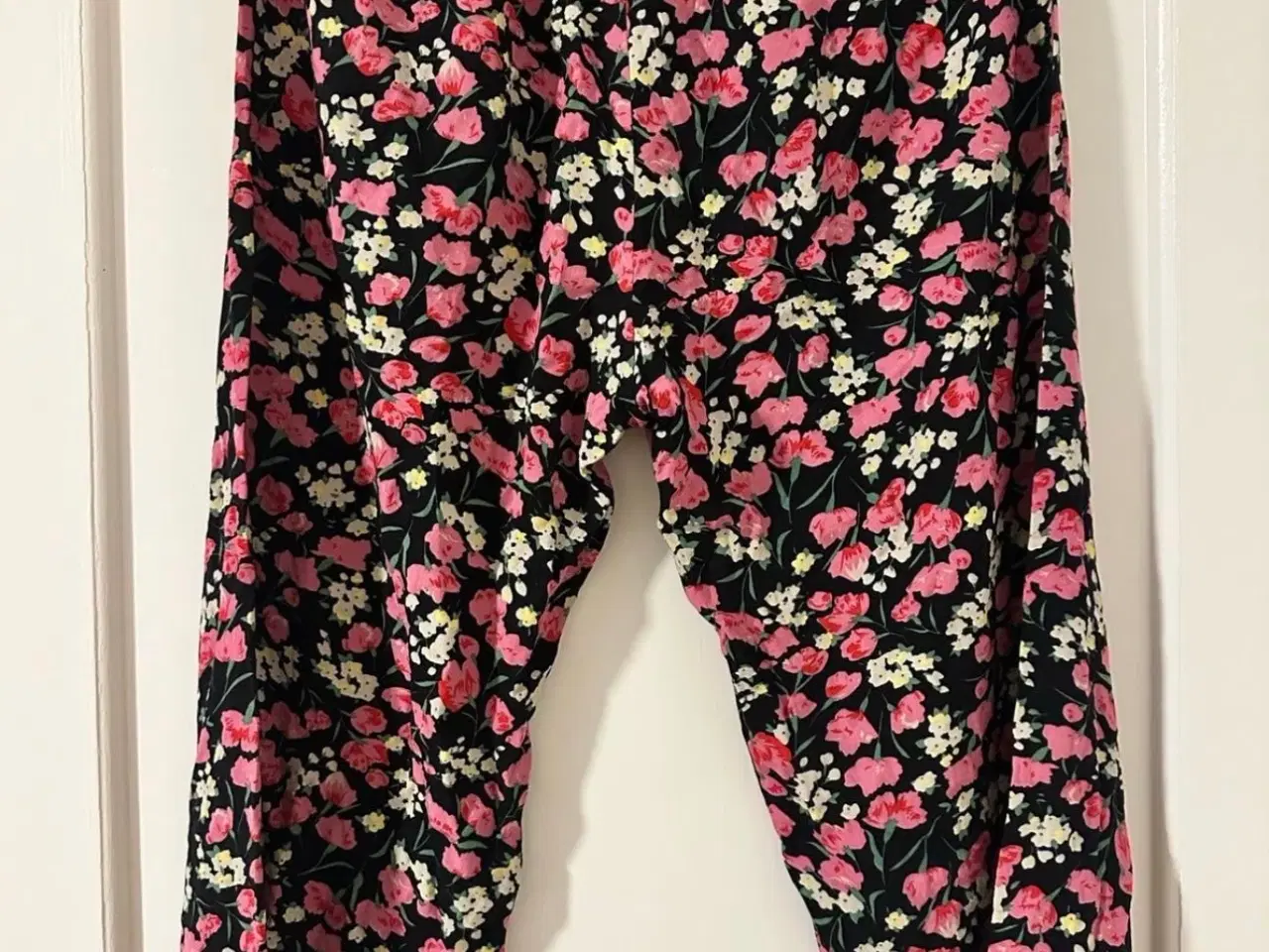 Billede 2 - Blomstrede bukser -  str. 158