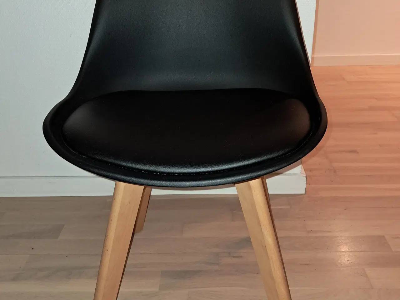 Billede 2 - Spisebord med 4 stole