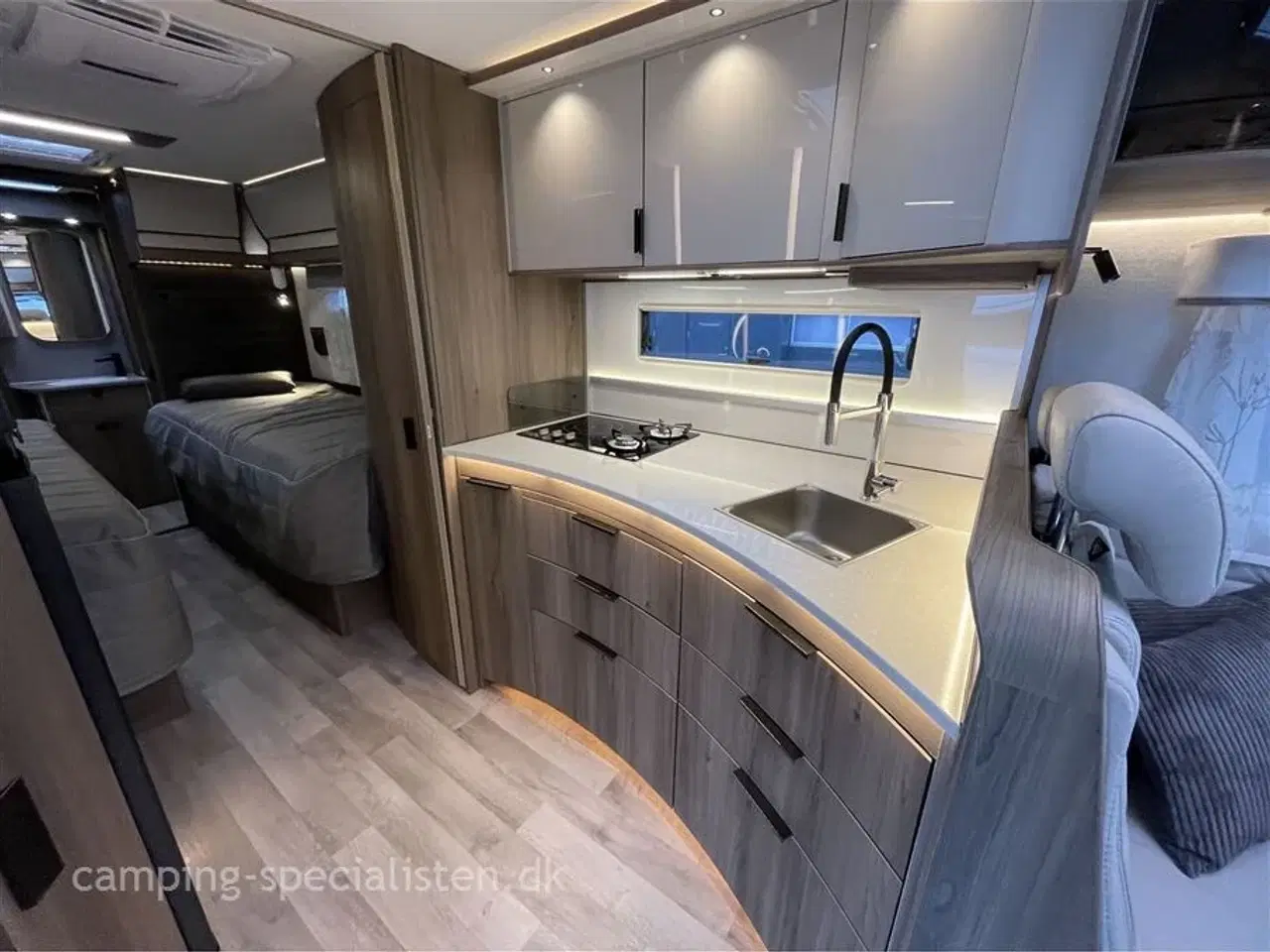 Billede 13 - 2025 - Kabe Imperial I 910 T   Kabe Imperial 910 T med ende badeværelse  model 2025 kan nu ses  hos Camping- Specialisten.dk