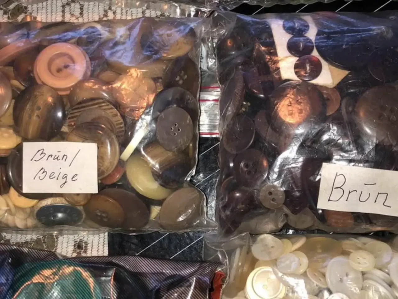 Billede 2 - Knapper i masse af farver. 