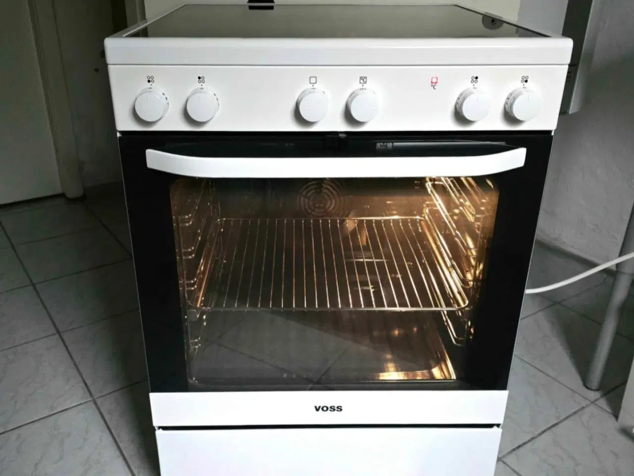 Billede 2 - Komfur Voss glaskeramisk XL-ovn. Rent og pænt.