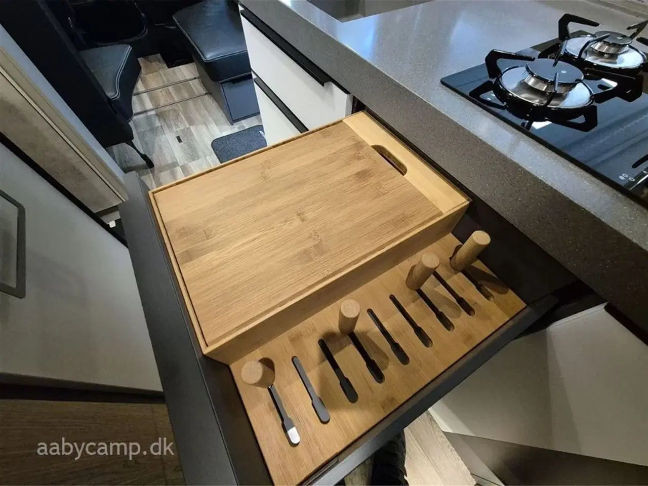 Billede 26 - 2025 - Niesmann+Bischoff Arto 78   solceller. 3x150 Ah lithium batterier. 3000w inverter. Elektrisk markise. Udv. gas/vand. Helårsdæk. 2x TV. Duo control. luft undervogn. Hydrauliske støtteben.