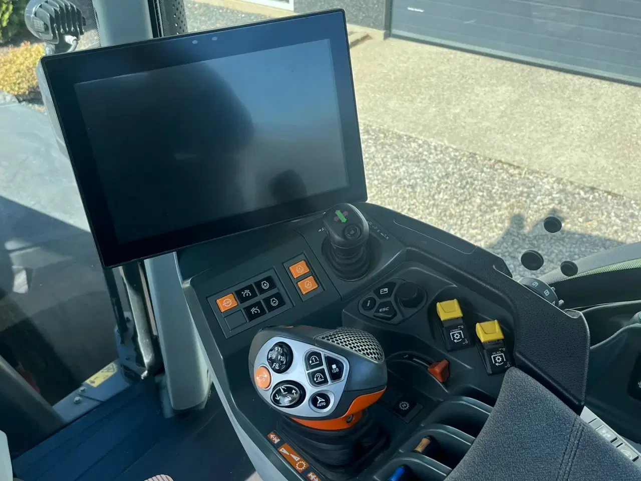 Billede 6 - CLAAS ARION 660 CMATIC med frontlift og front PTO og den kan evt også leveres med GPS anlæg