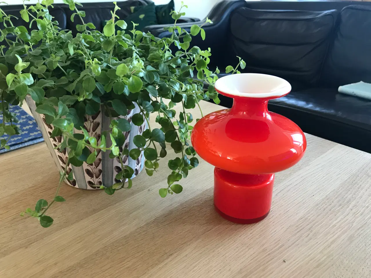 Billede 2 - Holmegaard - Rødlig vase i mundblæst glas -Carnaby