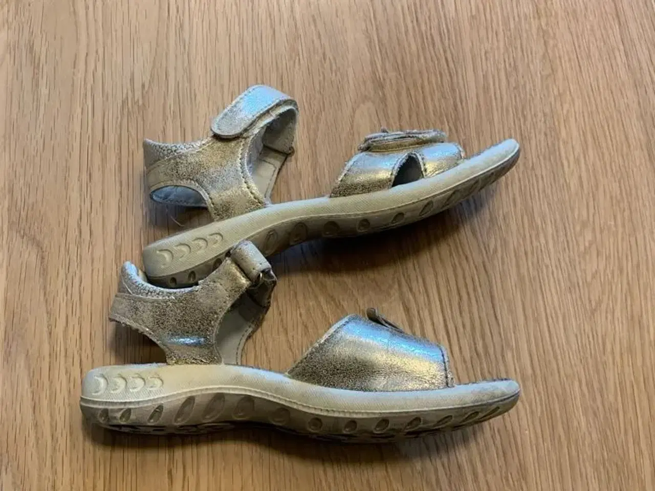 Billede 2 - iMac sandaler i gul/sølv str. 29