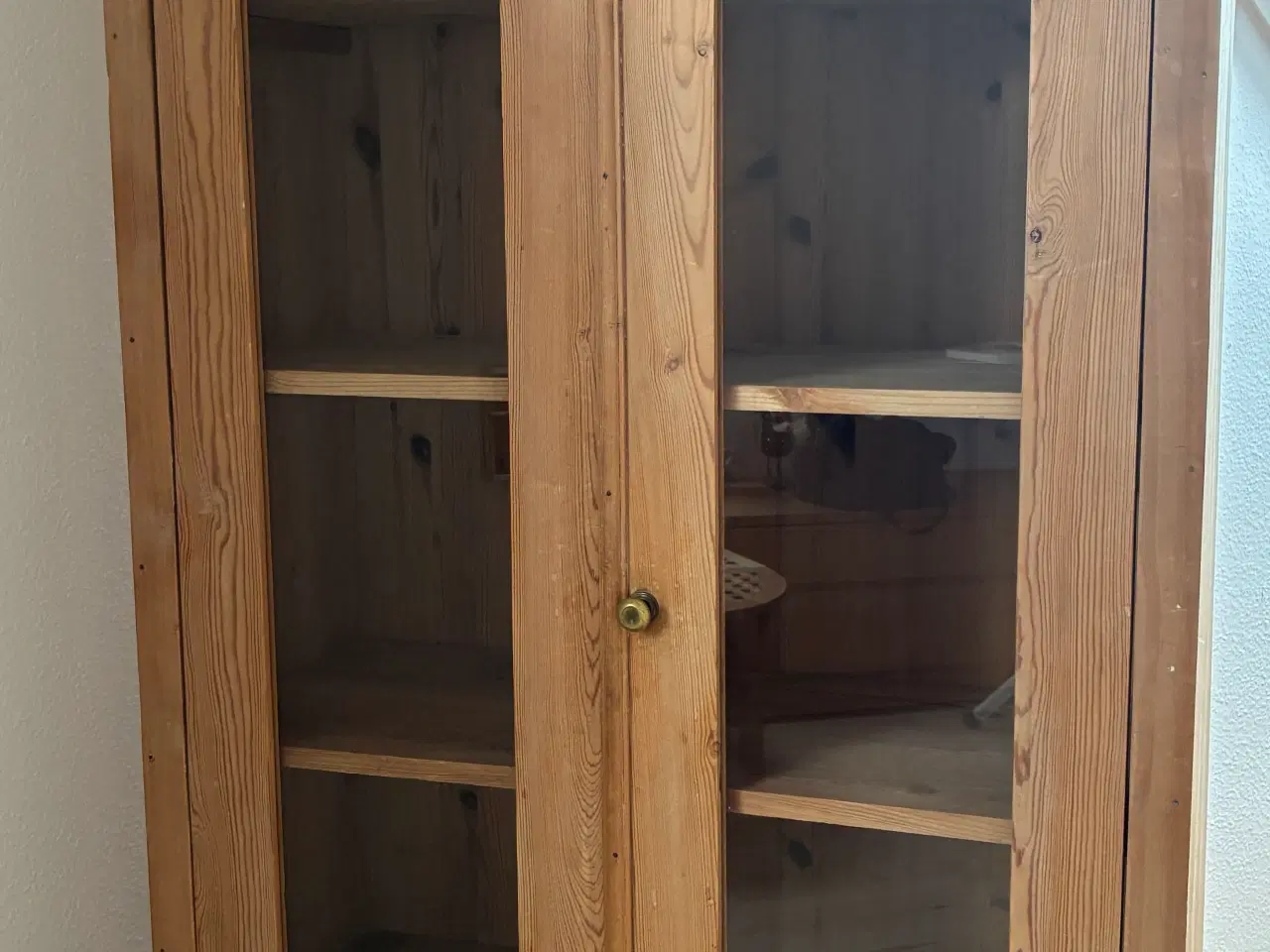 Billede 4 - Vitrineskab i fyr m hylder og glaslåger, meget anv
