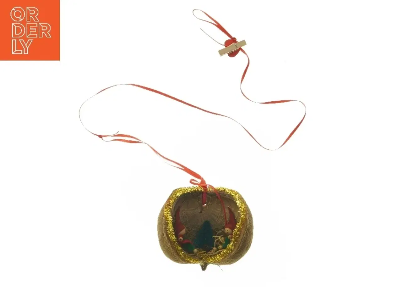 Billede 1 - Juleophæng med nisser i valnødskal (str. Ø 9 cm)