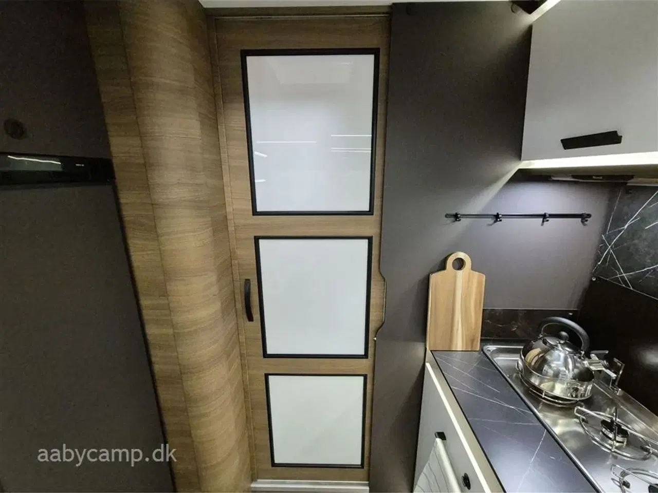 Billede 18 - 2026 - Benimar Mileo 268   Nk pakke. 8 Trins Automatgear. 140 Hk.  200W Solceller. Truma Combi Diesel. Kompressor Køleskab 150L. Emhætte.