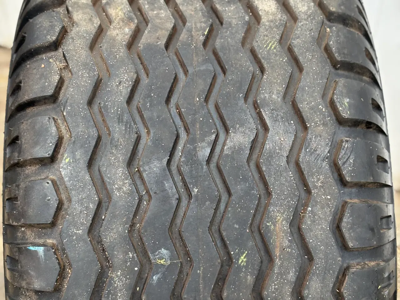 Billede 2 - Dæk 400/60 - 15.5 Nyt - med fælge 8 huls 