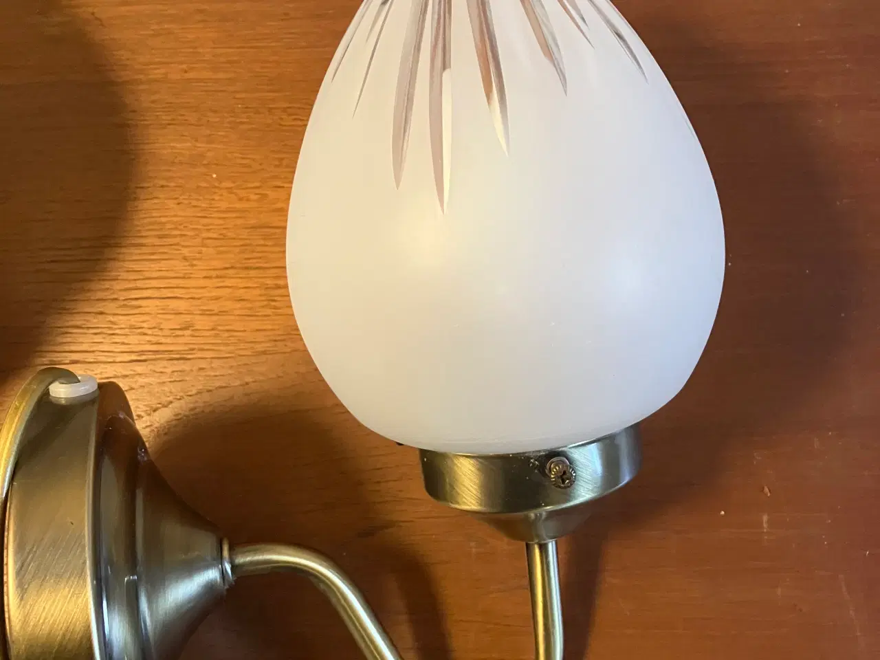 Billede 3 - 2 stk væglamper i messing med skærm af glas-solgt