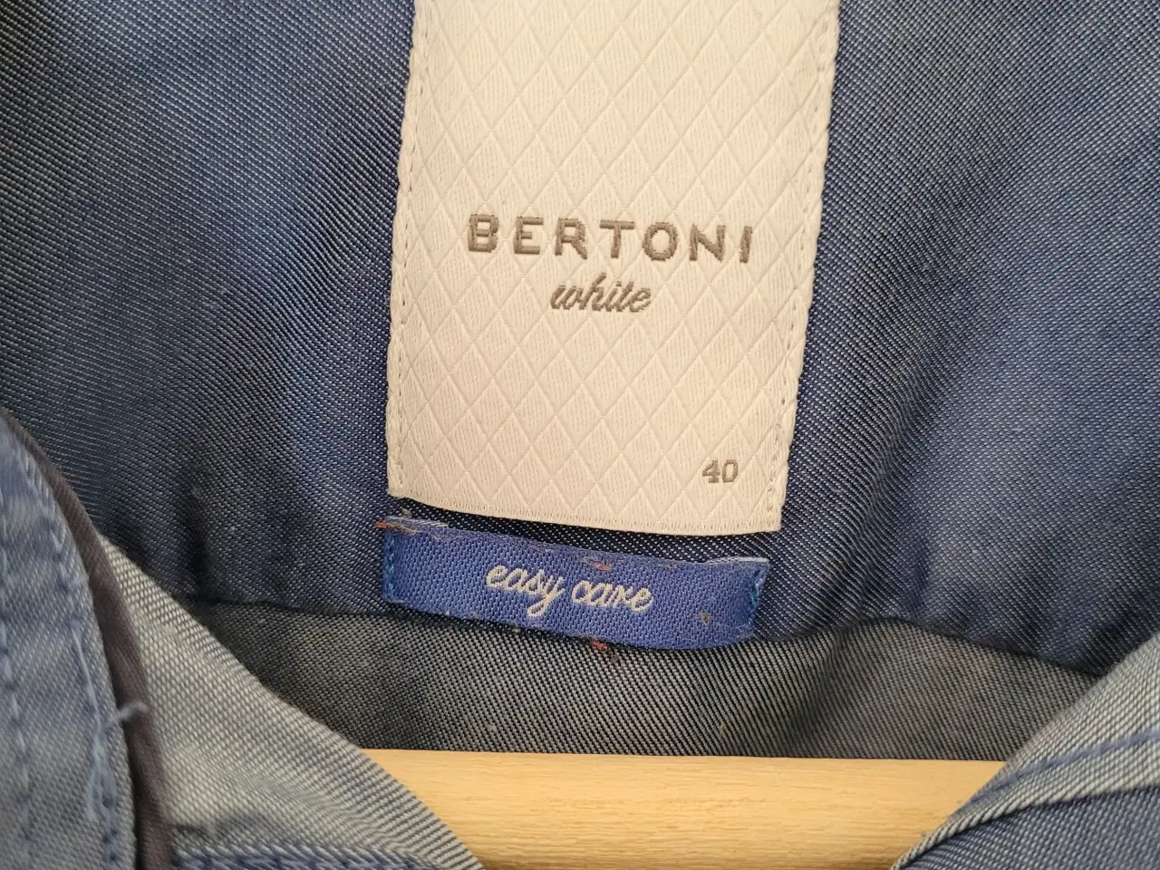 Billede 3 - Fin, mørkeblå skjorte fra mærket Bertoni