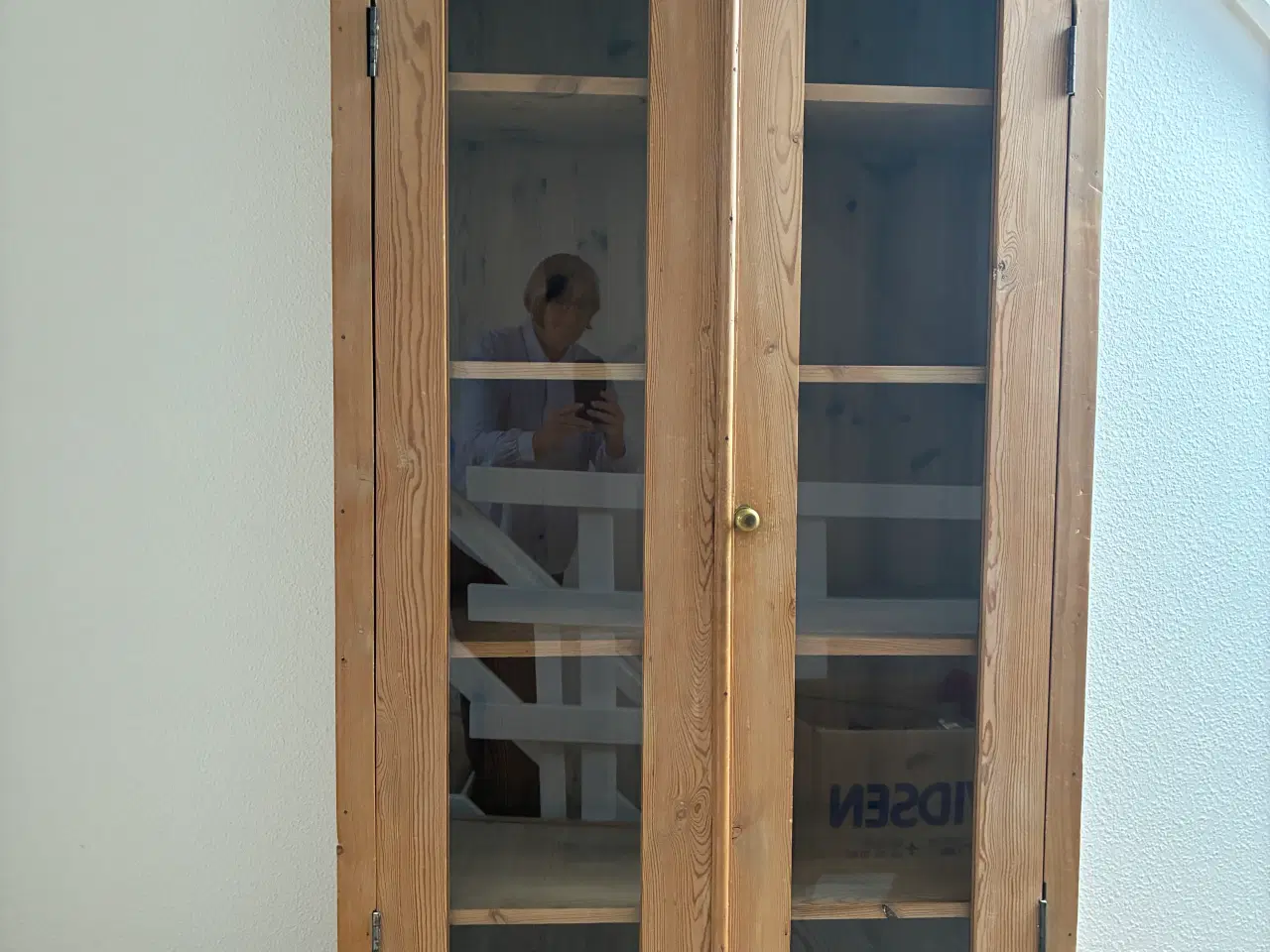 Billede 11 - Vitrineskab i fyr m hylder og glaslåger, meget anv