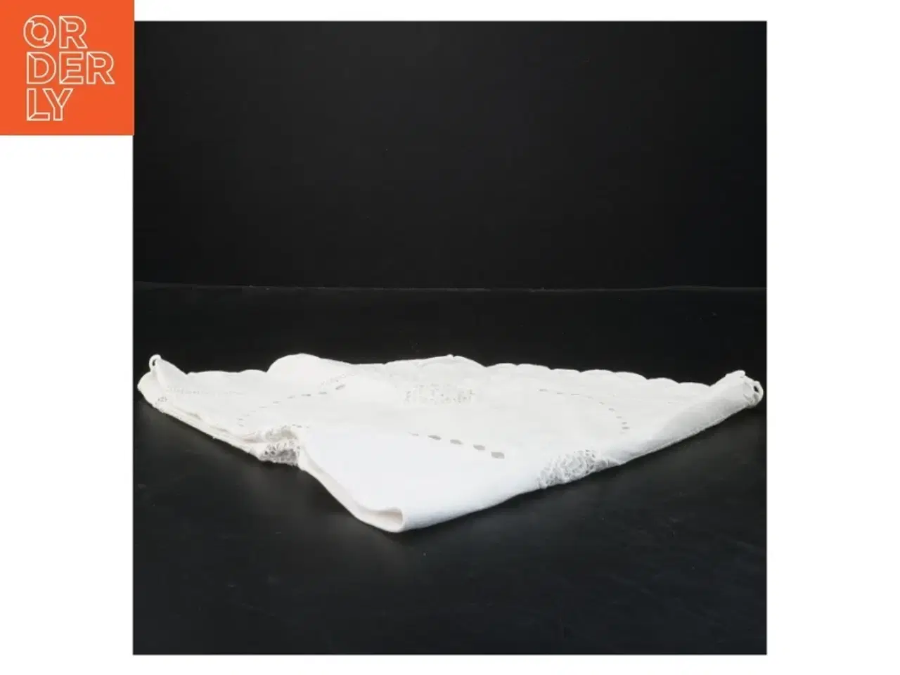 Billede 2 - Broderet hvid lysedug med hedebosyning (str. Ø 57 cm)