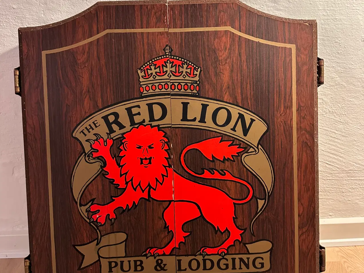 Billede 1 - Dartskive i Red Lion skab