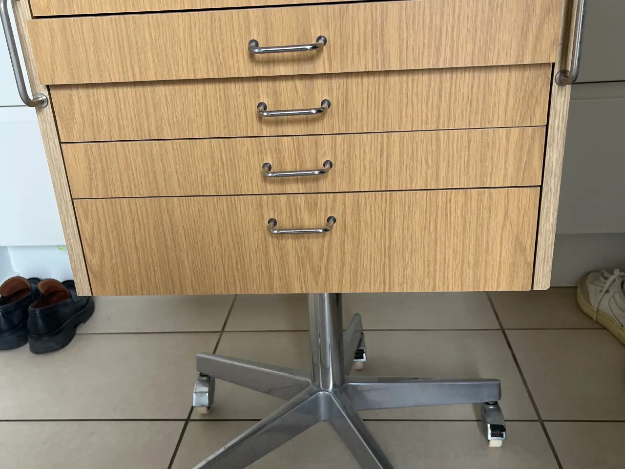 Billede 4 - Gammelt tandlæge rullebord