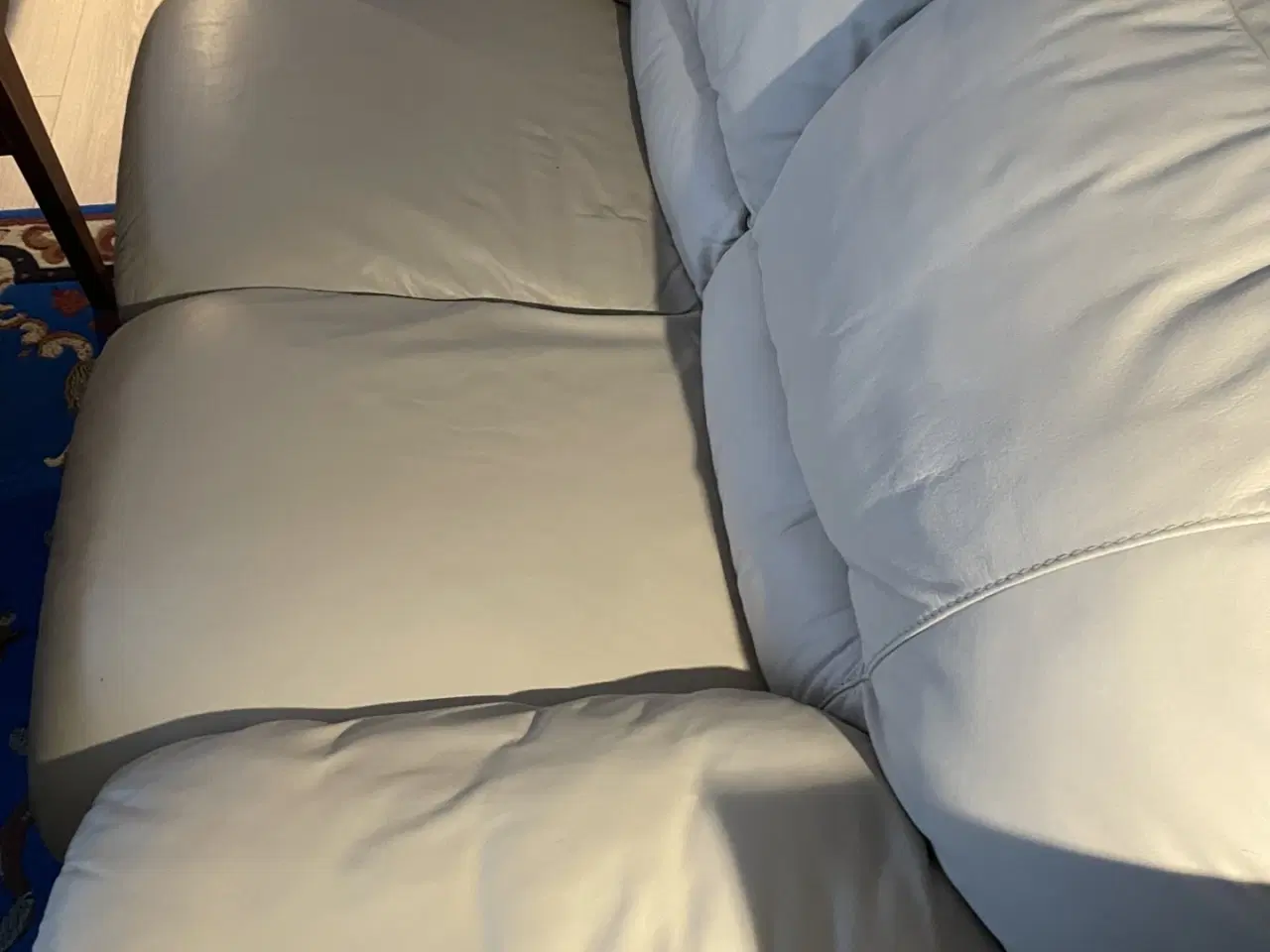 Billede 2 - 2-personers sofa i hvid læder – pæn stand