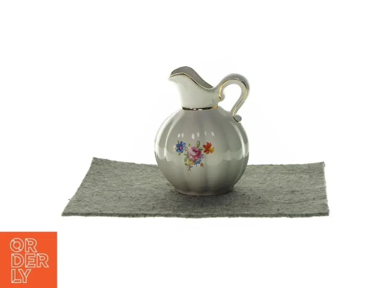 Billede 1 - Kande/ lille vintage vase med blomsterprint (str. 12 x 6cm)