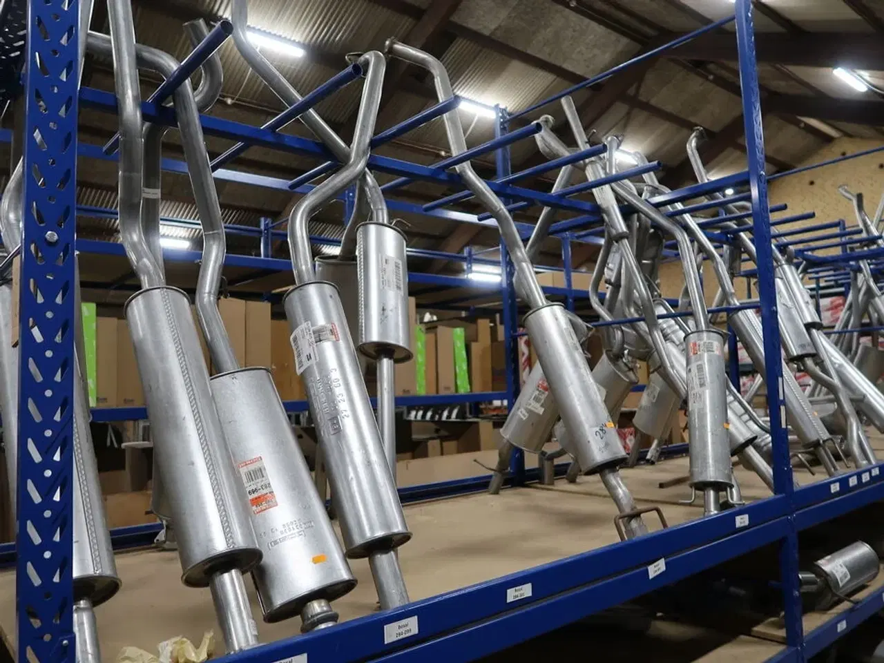 Billede 2 - Udstødninger m.v. i reol