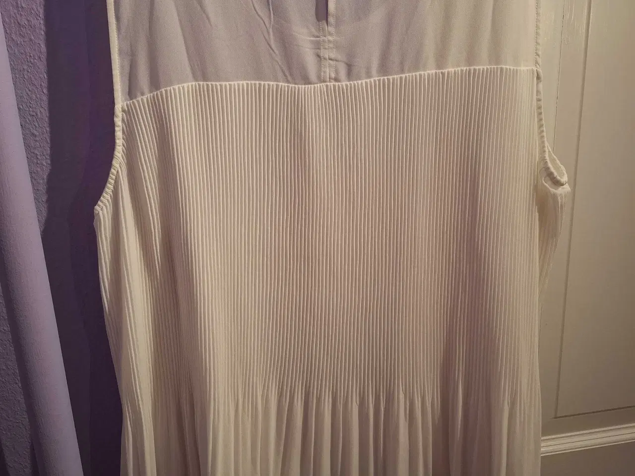 Billede 2 - Flot hvid bluse perfekt til sommer