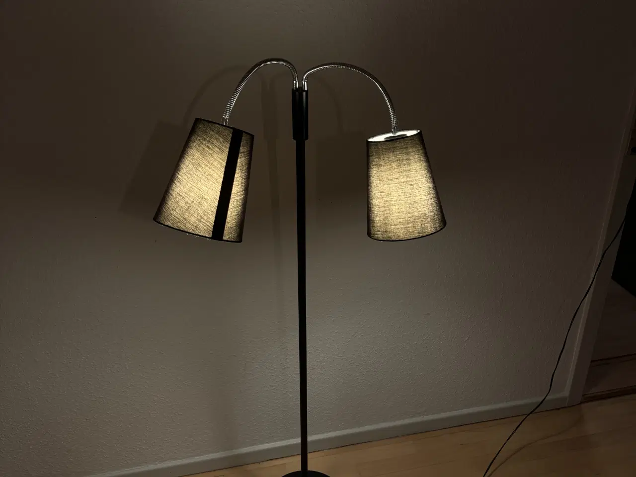 Billede 2 - Sort lampe med 2 pære