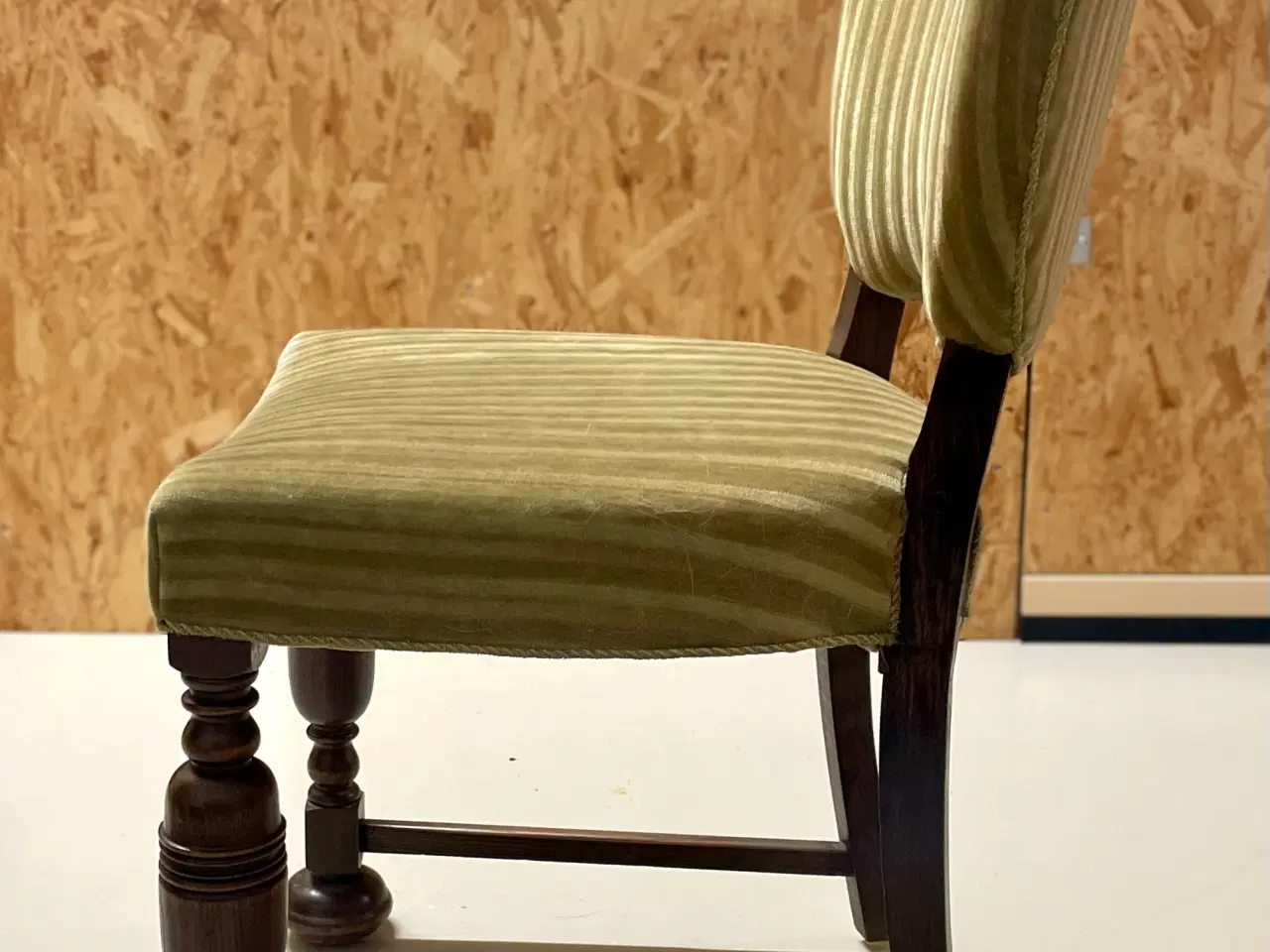 Billede 5 - Rænæsance spisebord med 6 stole i grønt fløj