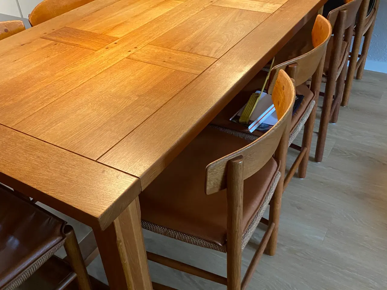 Billede 2 - Massiv egetræs spisebord samt J 39 stole