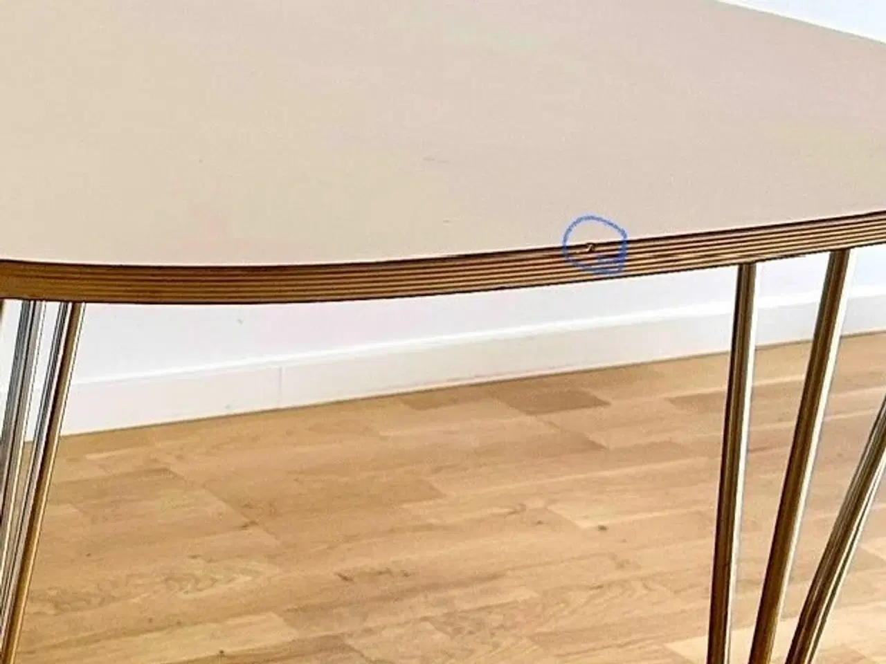 Billede 2 - Hvidt elipseformet spisebord med stålben