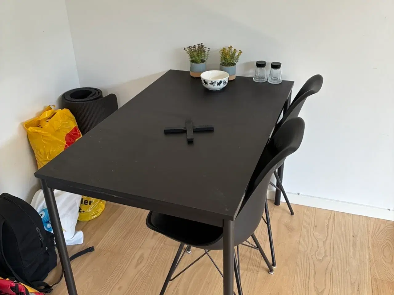Billede 3 - Sort spisebord + fire stole