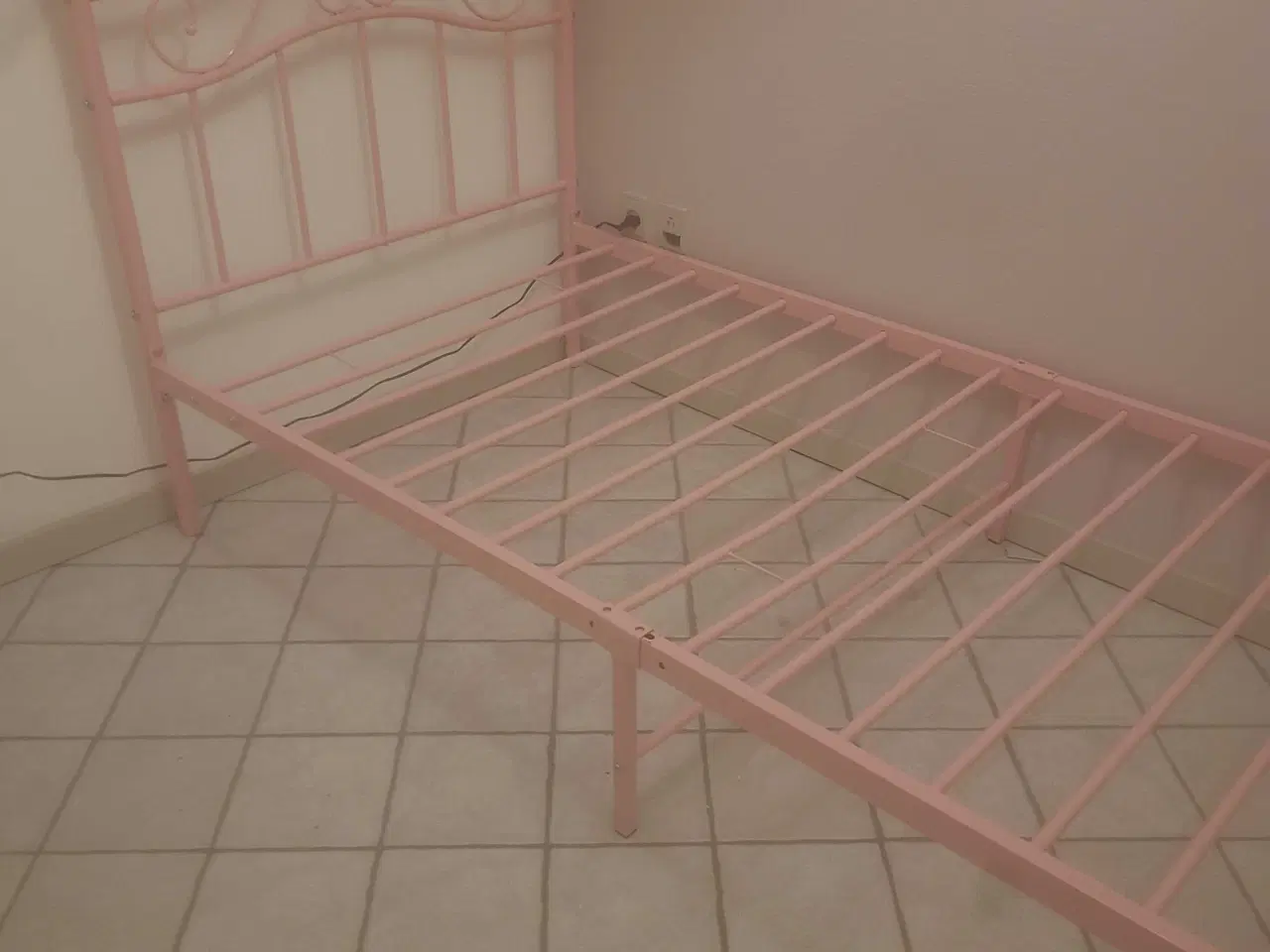 Billede 3 - lyserød jernseng