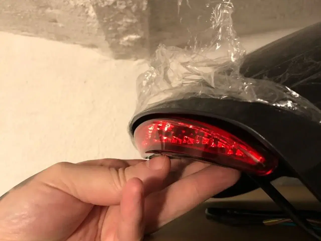 Billede 4 - Rød LED Baglygte under bagskærm