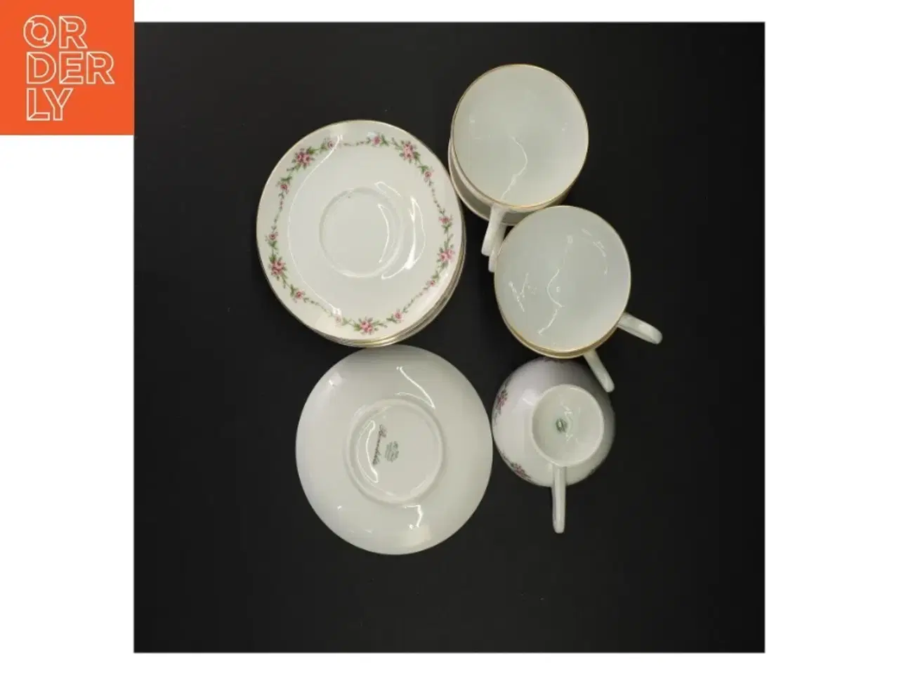 Billede 3 - Porcelænskaffestel med blomstermotiv fra Benedikte (str. Diameter 13 cm og 7 x 10 cm)