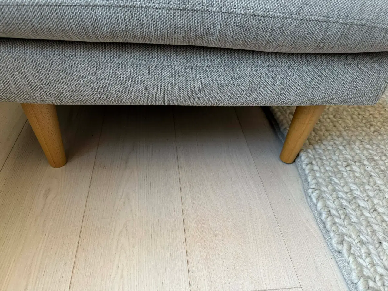 Billede 3 - BYD GERNE - Sofa med chaiselong i grå.