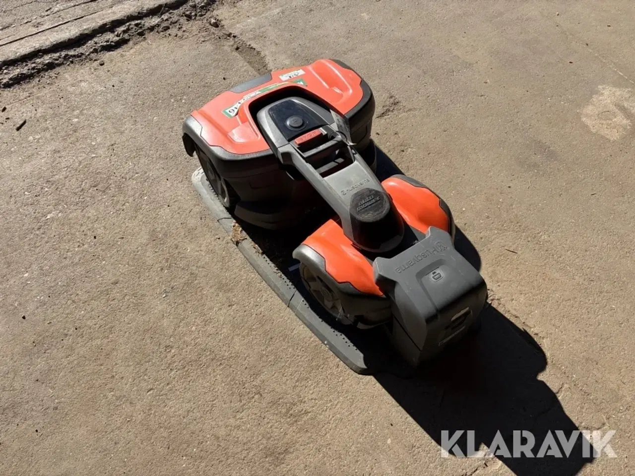 Billede 3 - Robot plæneklipper Husqvarna 535 knækstyret med ladestation