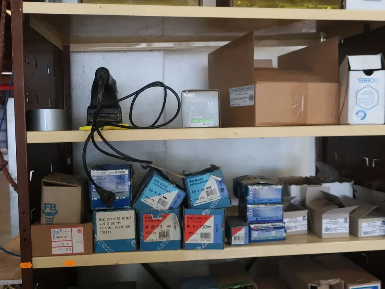 Billede 3 - Reol med div. Skruer, pudsemaskine SKILL m.m.