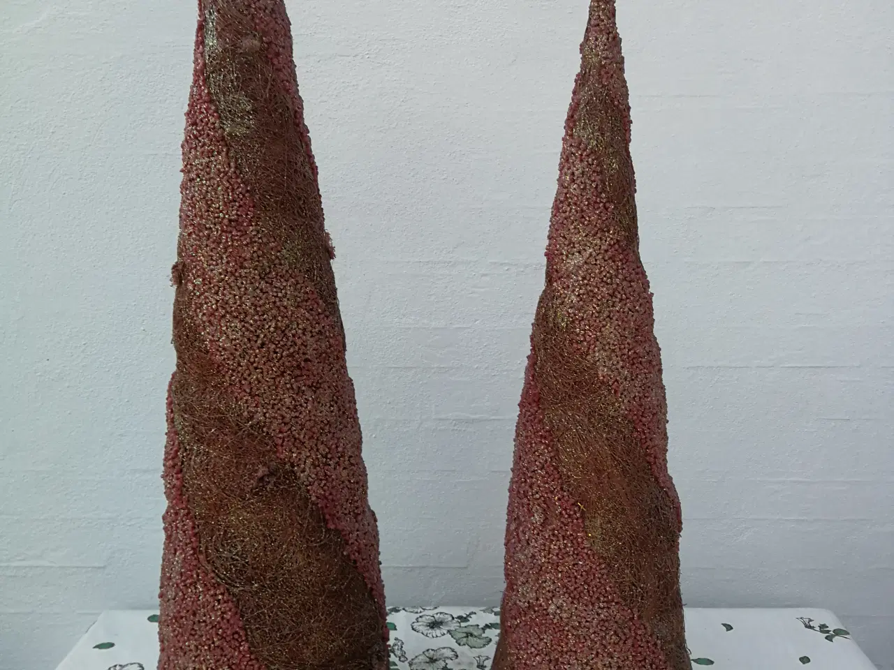 Billede 1 - Juledekoration, 2 stk som juletræer. Ny