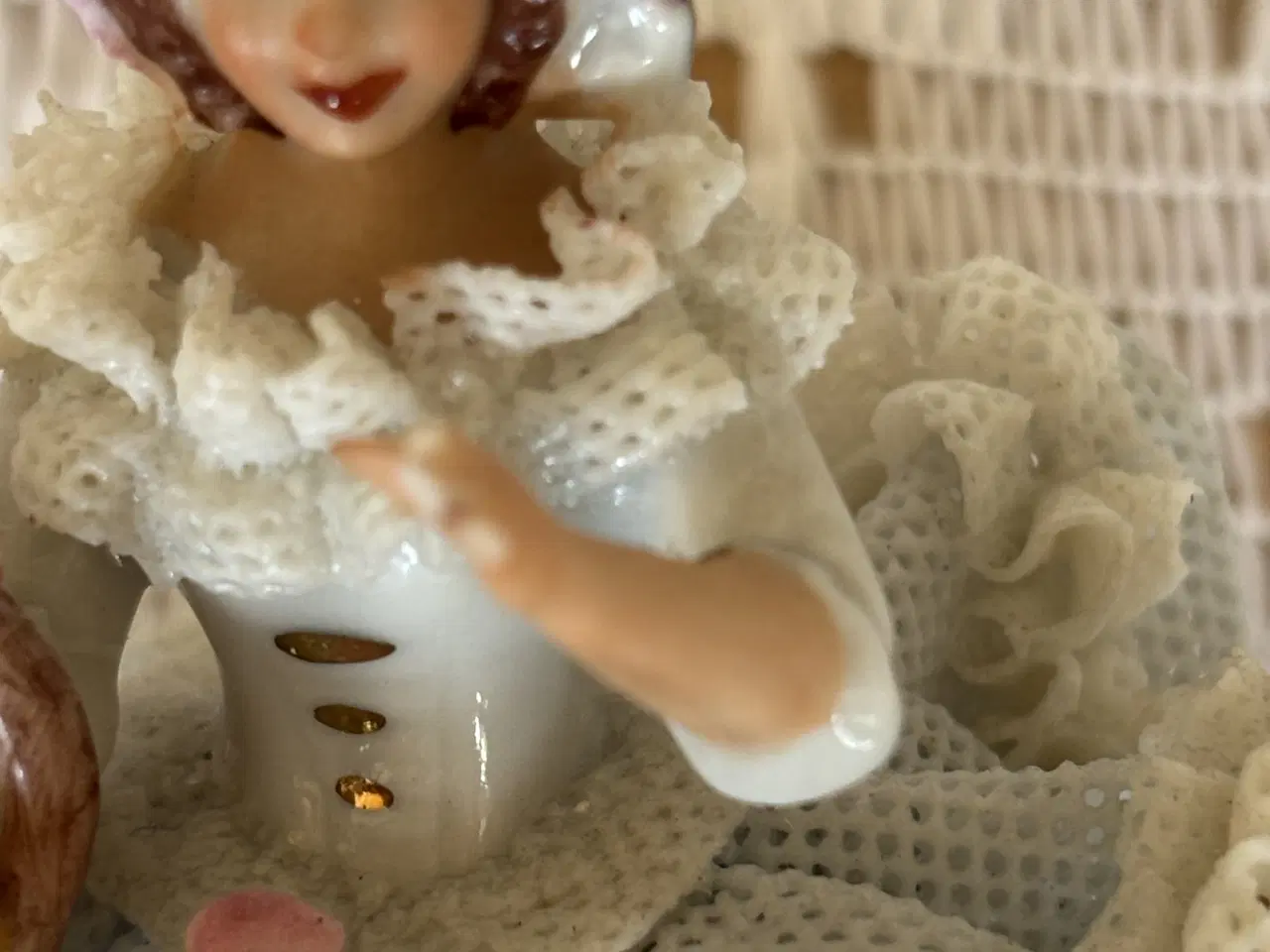 Billede 2 - Dame med kurv  måler 8 cm