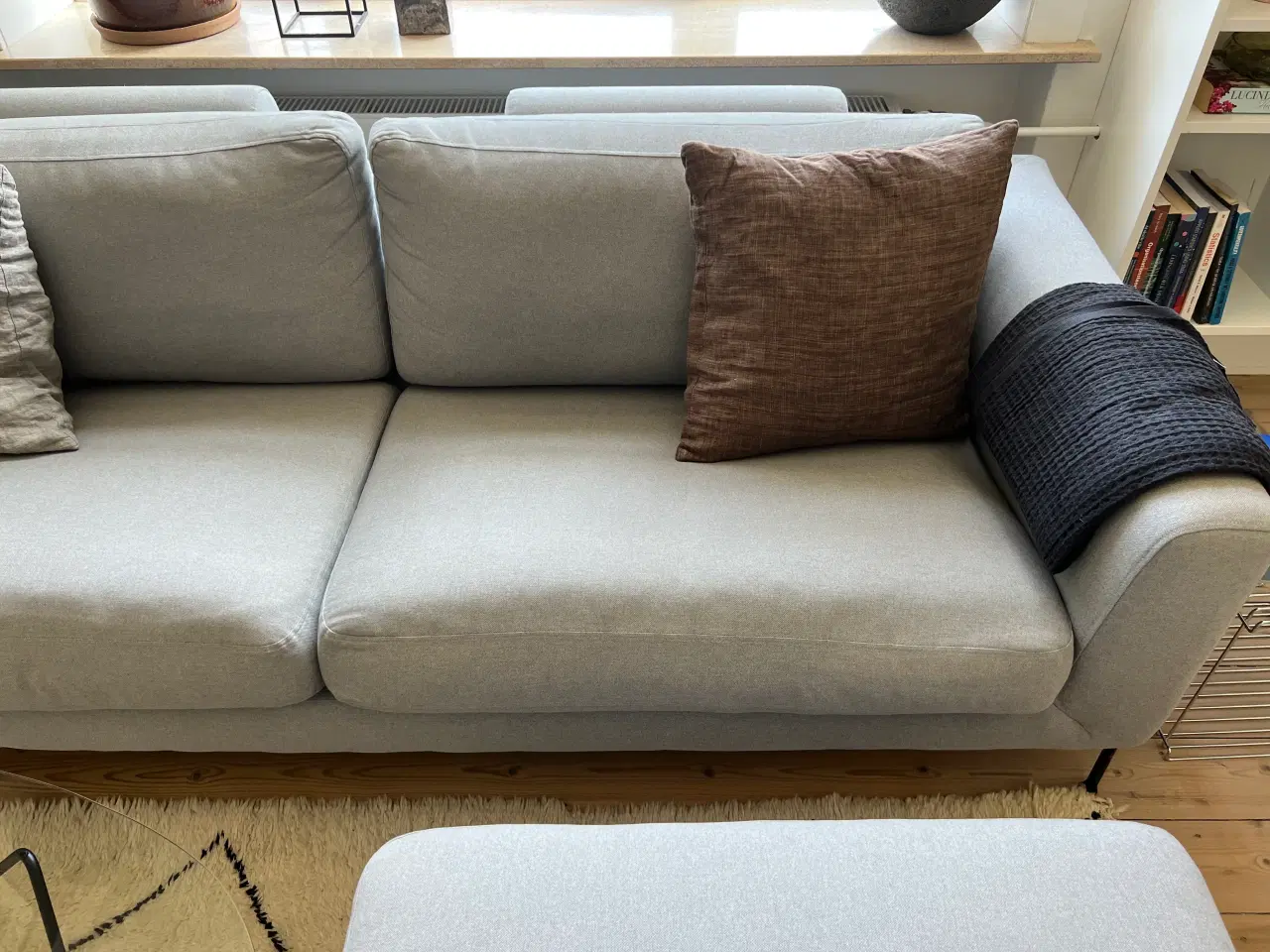 Billede 2 - Grå Sofa med Puf