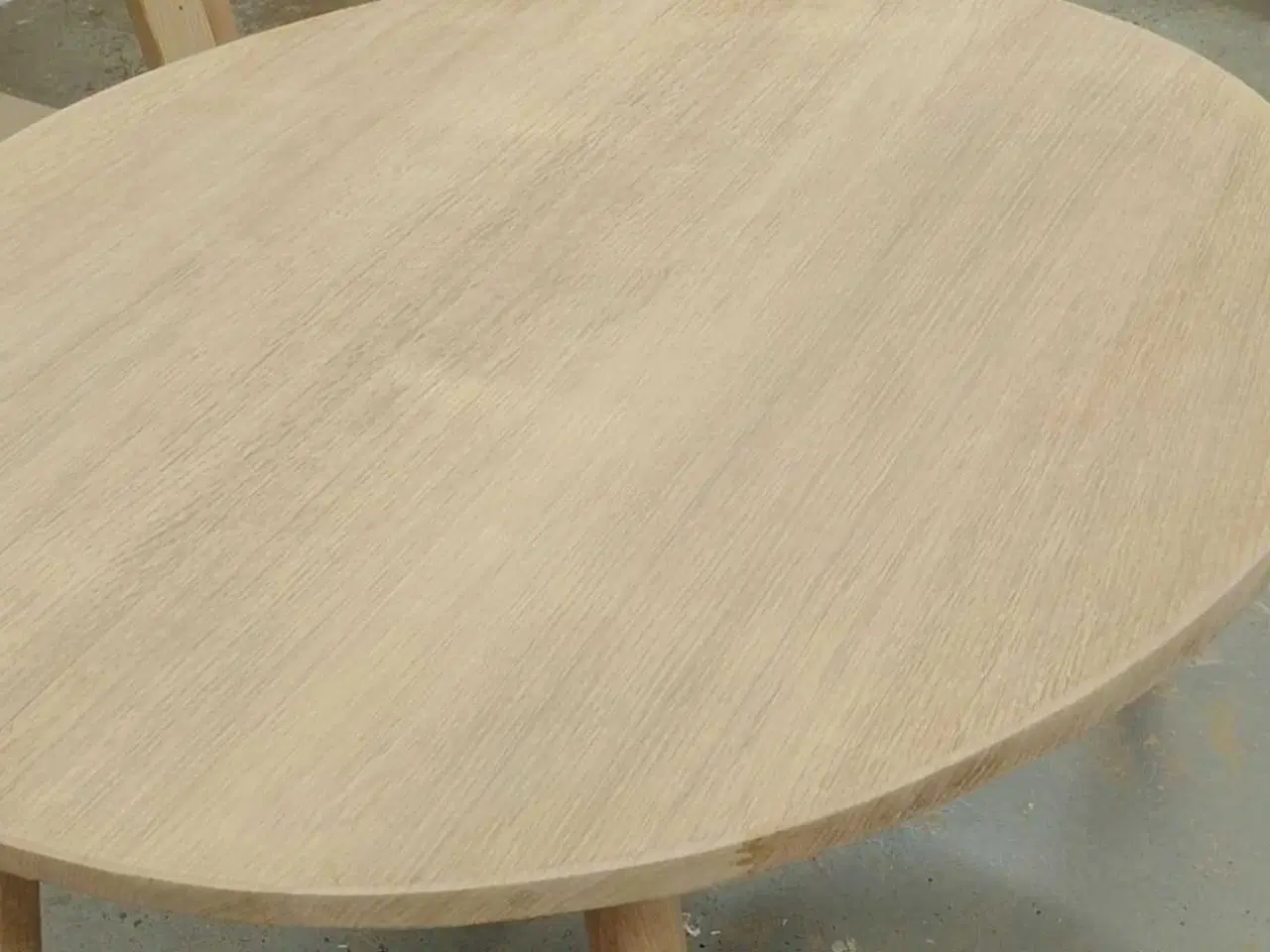 Billede 2 - Rundt massiv egetræ spisebord med udtræk og tillæg