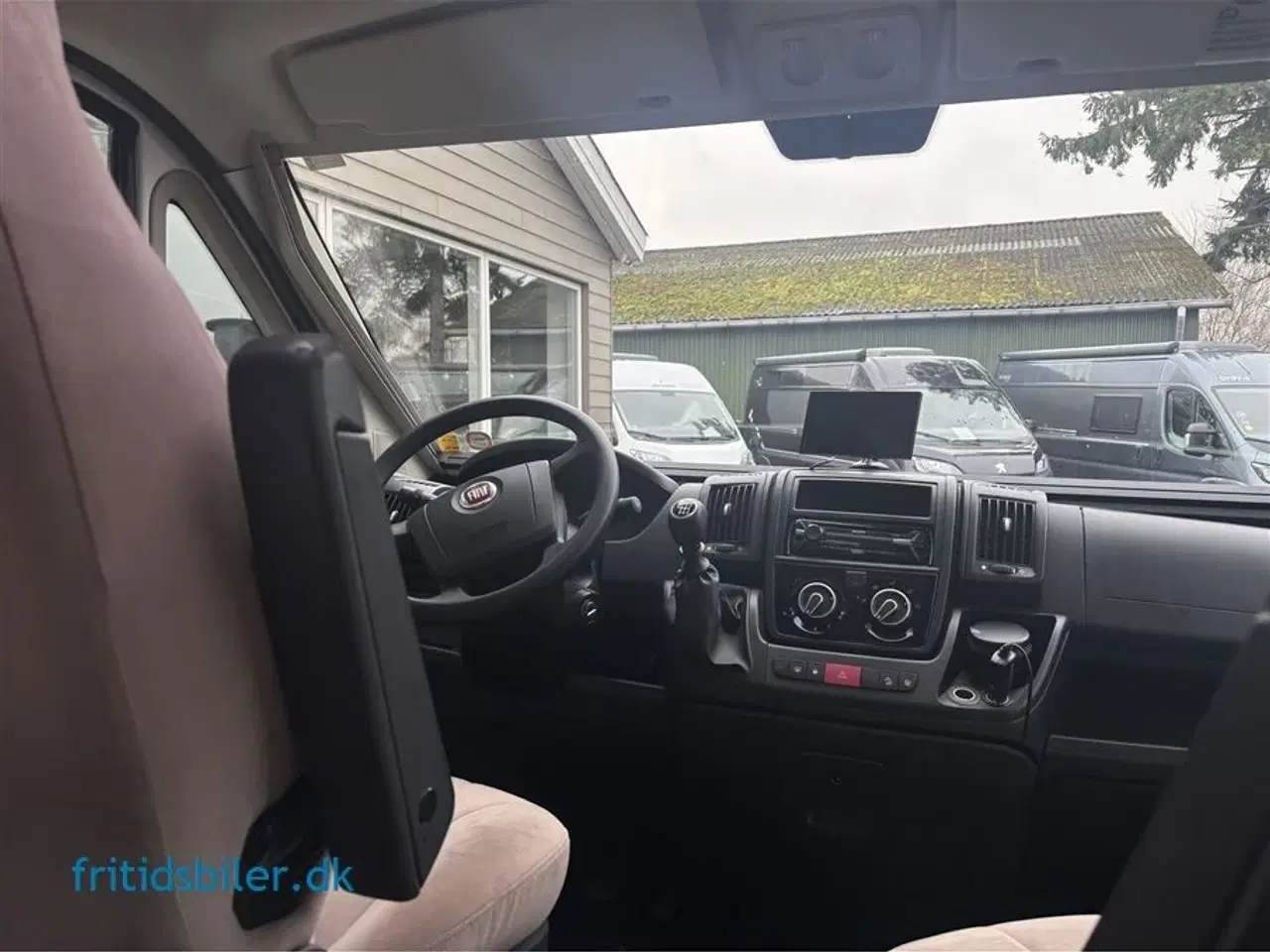 Billede 9 - 2015 - Elnagh T-Loft 531   Elnagh med 2 store langsgående senge og bad og wc bag i bilen og 5 selepladser